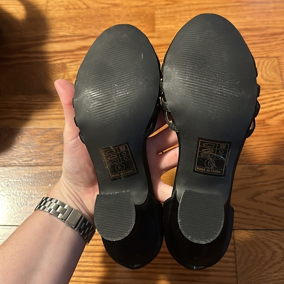 Black Ellie closed toe heels - Picture 3 of 3